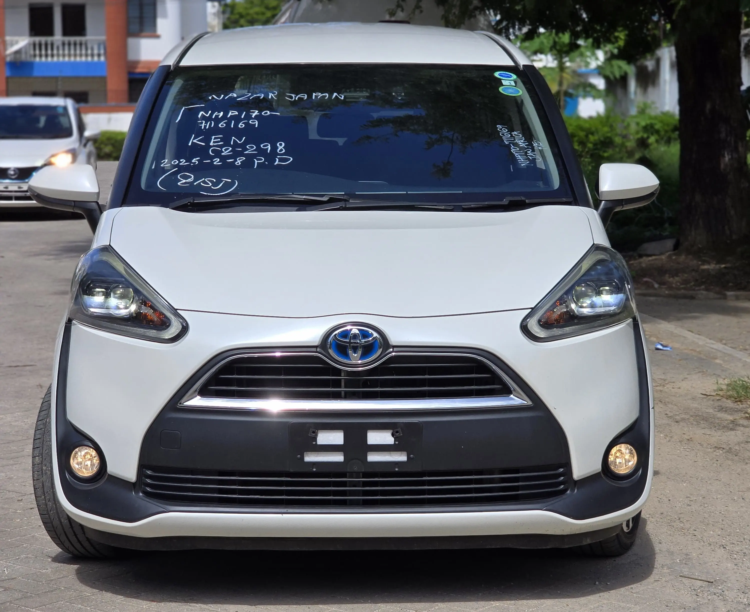 Toyota Sienta front